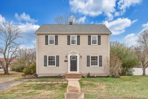 Photo of 1002 BEDFORD AVENUE Ave, Altavista, VA 24517 (MLS # 364038)