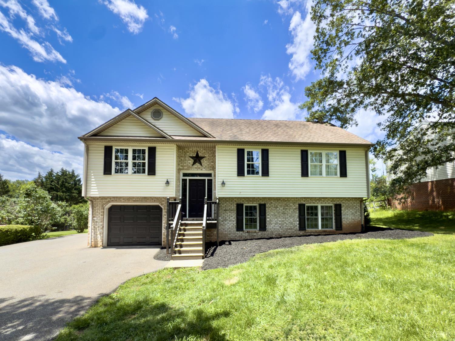 1024 North York Lane, Lynchburg, Virginia image 1
