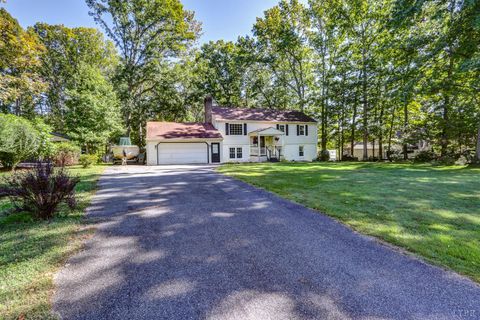 Photo of 300 Pocahontas Dr, Forest, VA 24551 (MLS # 362453)