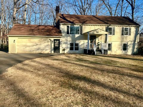 Photo of 300 Pocahontas Dr, Forest, VA 24551 (MLS # 362453)