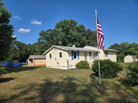 Homes For Sale - 32 Raines Road<br/> Farmville, VA 23901