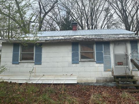 Tiny photo for 116 Sycamore Street, Brookneal, VA 24528 (MLS # 365126)