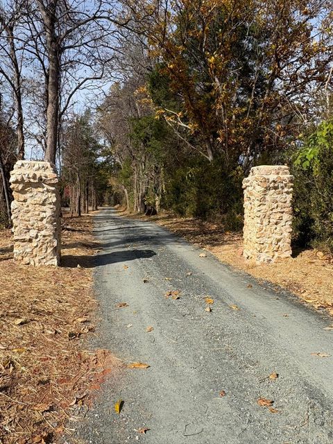 Photo of 9 Dulwich Drive, Amherst, VA 24521 (MLS # 362942)