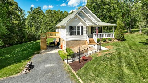 Photo of 433 Stratford Road, Concord, VA 24538 (MLS # 366578)