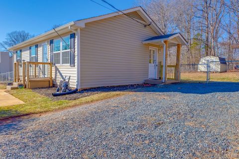 Tiny photo for 155 Odins Bow Road, Madison Heights, VA 24572 (MLS # 363960)
