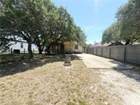 1009 S Saunders, Aransas Pass, TX 78336 - MLS#: 147907