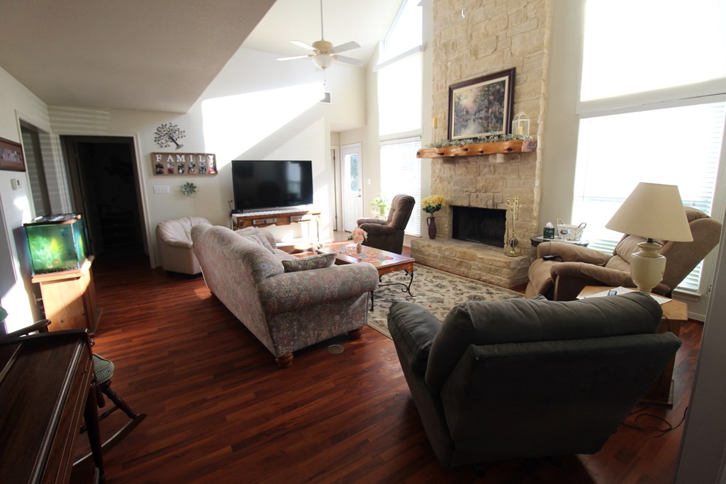 Round Top, Texas, 78946, United States, 3 Bedrooms Bedrooms, ,3 BathroomsBathrooms,Residential,Active,2034012