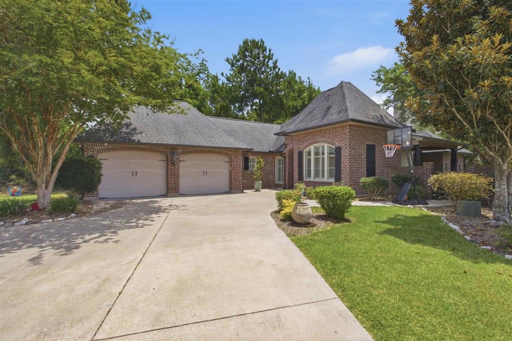 Photo 1 of 19 — 901 N Yorkshire Circle N, Lake Charles, LA 70605