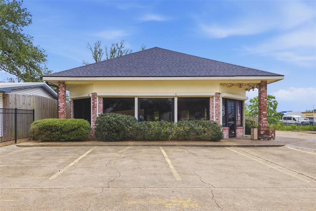 Photo 1 of 14 — 1705 Maplewood Drive, Sulphur, LA 70663