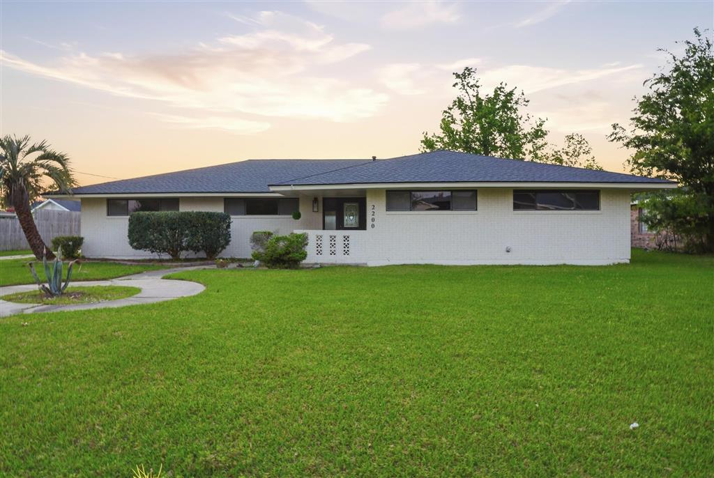 Photo 1 of 28 — 2200 Barbe Court, Lake Charles, LA 70601