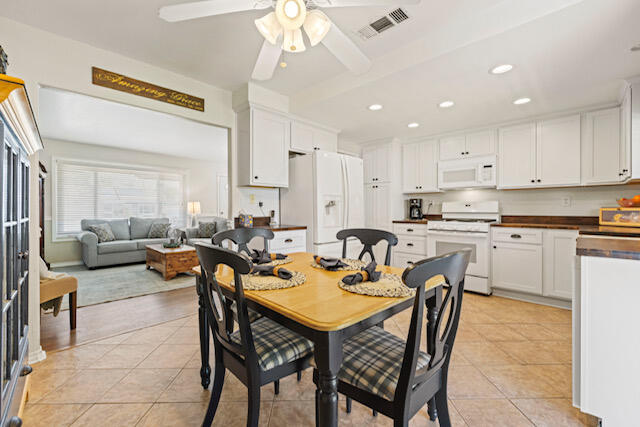 Lancaster, California 93536, United States, 3 Bedrooms Bedrooms, ,2 BathroomsBathrooms,Residential,Pending,125637