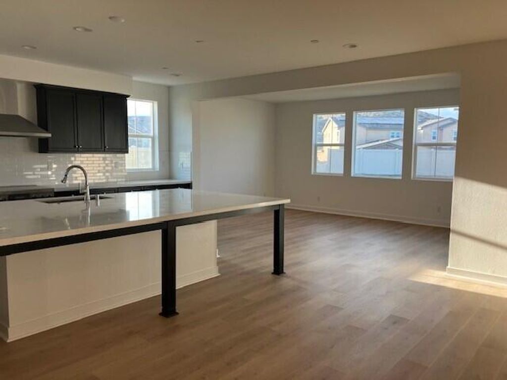 listing image 0