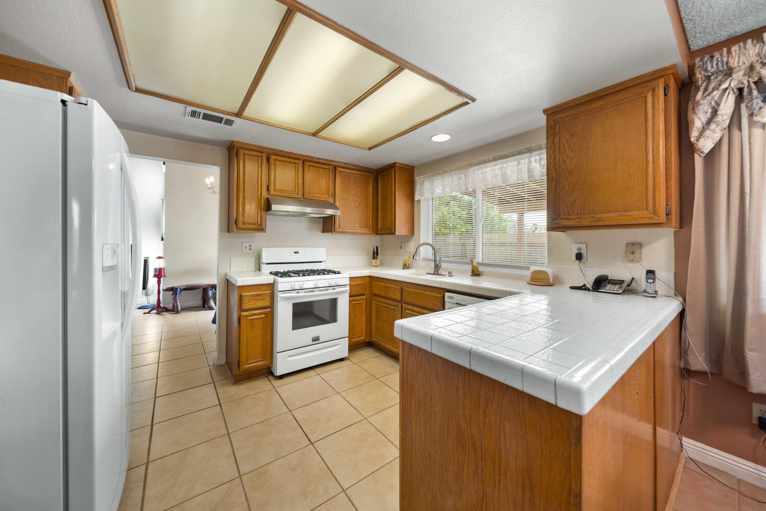 Lancaster, California 93535, United States, 4 Bedrooms Bedrooms, ,3 BathroomsBathrooms,Residential,Pending,120093