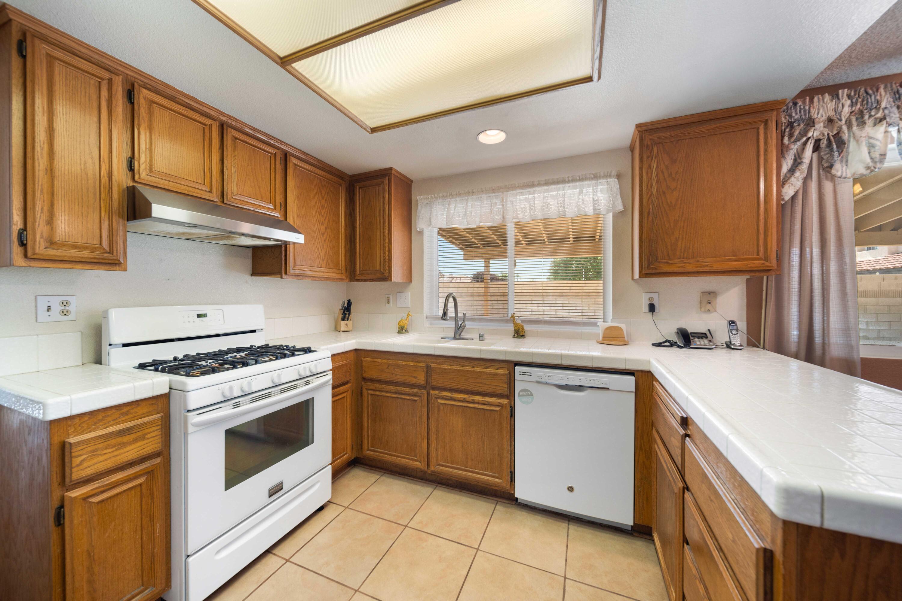 Lancaster, California 93535, United States, 4 Bedrooms Bedrooms, ,3 BathroomsBathrooms,Residential,Pending,120093