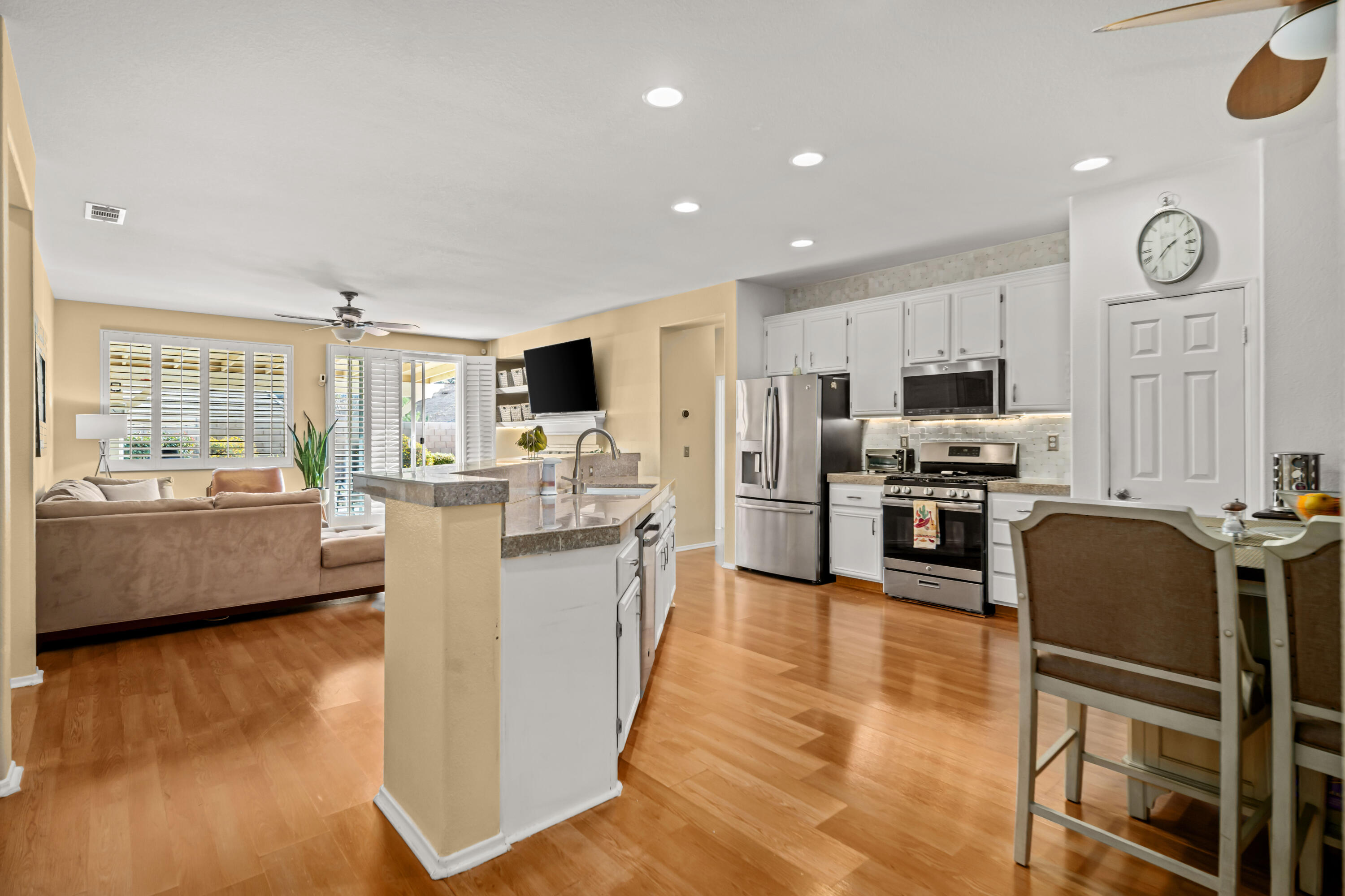 Palmdale, California 93551, United States, 4 Bedrooms Bedrooms, ,2 BathroomsBathrooms,Residential,Active,26512