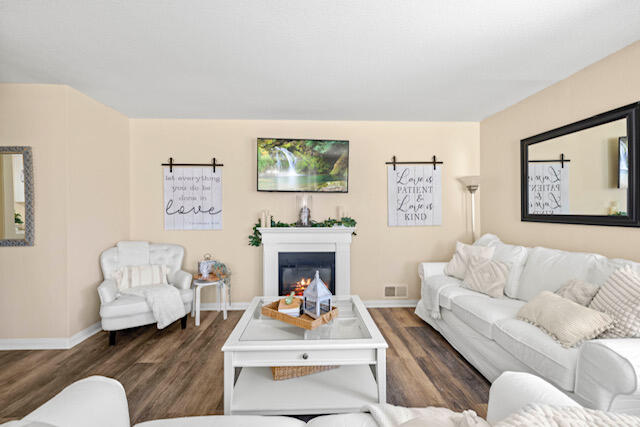 Lancaster, California 93534, United States, 3 Bedrooms Bedrooms, ,2 BathroomsBathrooms,Residential,Pending,120202