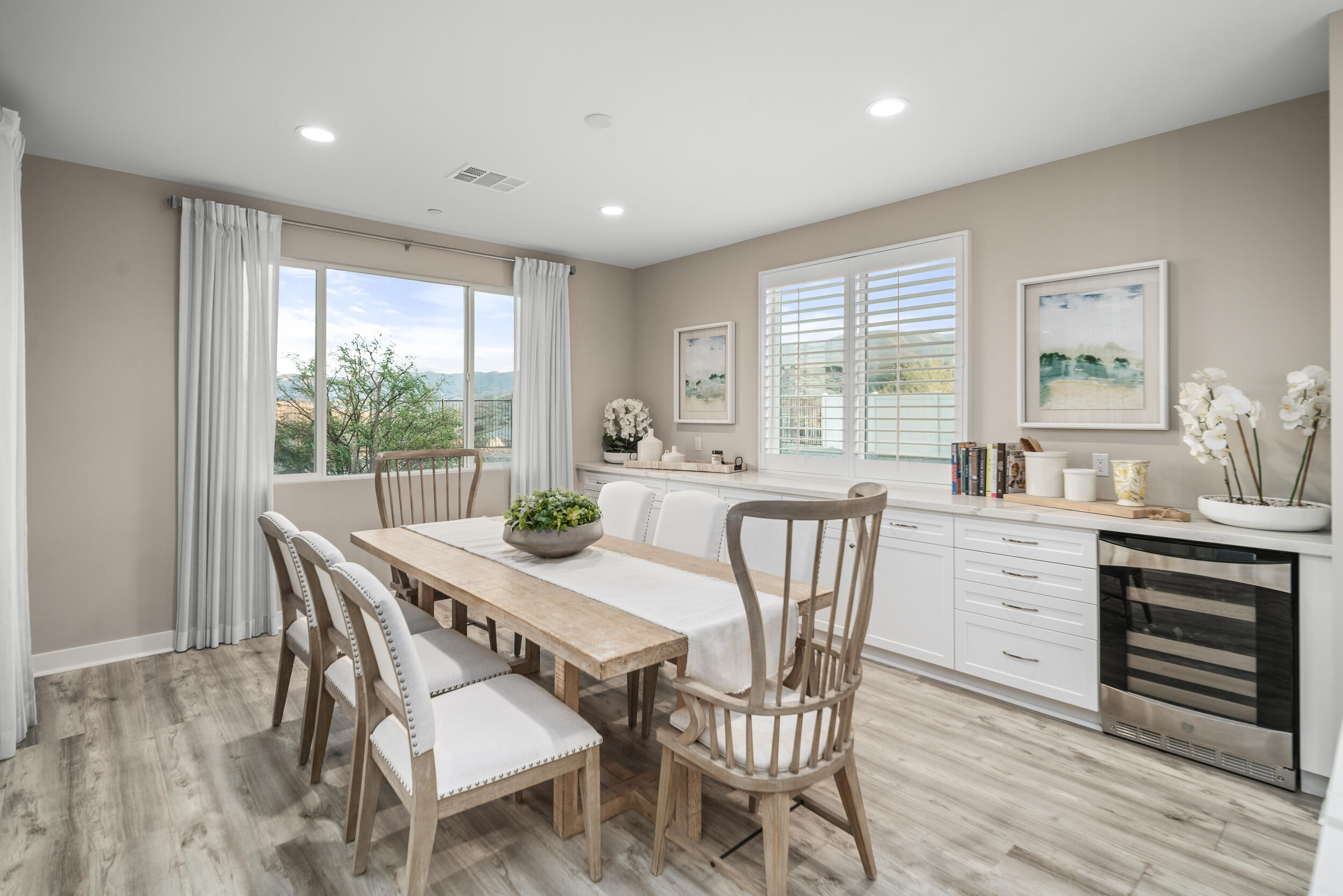 Palmdale, California 93551, United States, 4 Bedrooms Bedrooms, ,3 BathroomsBathrooms,Residential,Active,39514