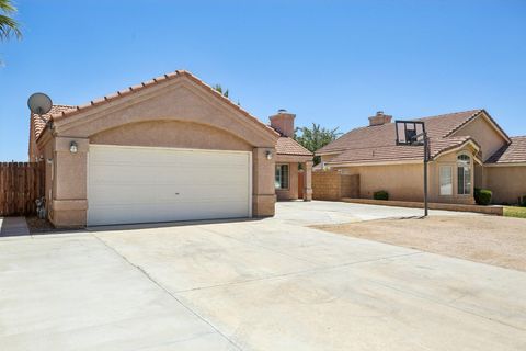 Single Family Residence in Rosamond CA 1024 Heatherfield Avenue 2.jpg