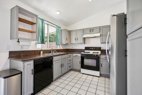 Single Family Residence in Rosamond CA 1024 Heatherfield Avenue 10.jpg