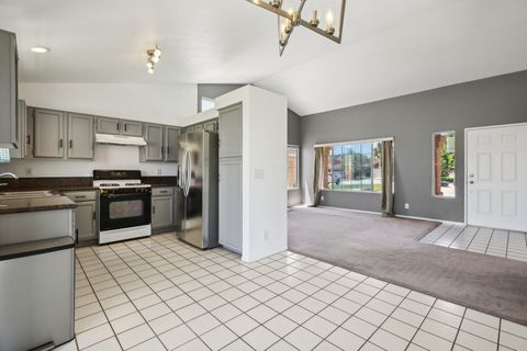Single Family Residence in Rosamond CA 1024 Heatherfield Avenue 8.jpg