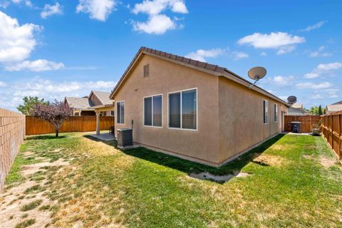 Single Family Residence in Rosamond CA 3211 Desert Moon Avenue 31.jpg