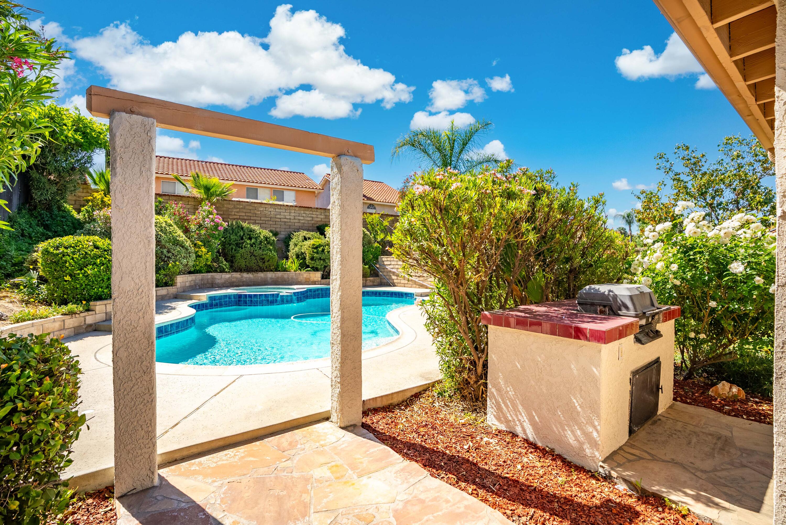 Santa Clarita, California 91390, United States, 4 Bedrooms Bedrooms, ,3 BathroomsBathrooms,Residential,Active,142971