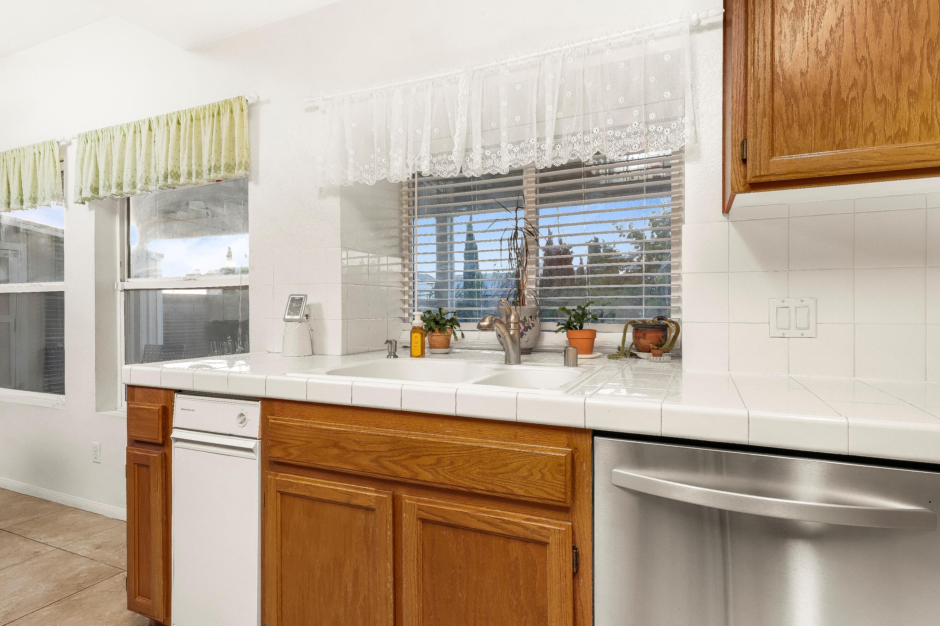 Lancaster, California 93536, United States, 5 Bedrooms Bedrooms, ,3 BathroomsBathrooms,Residential,Pending,111818