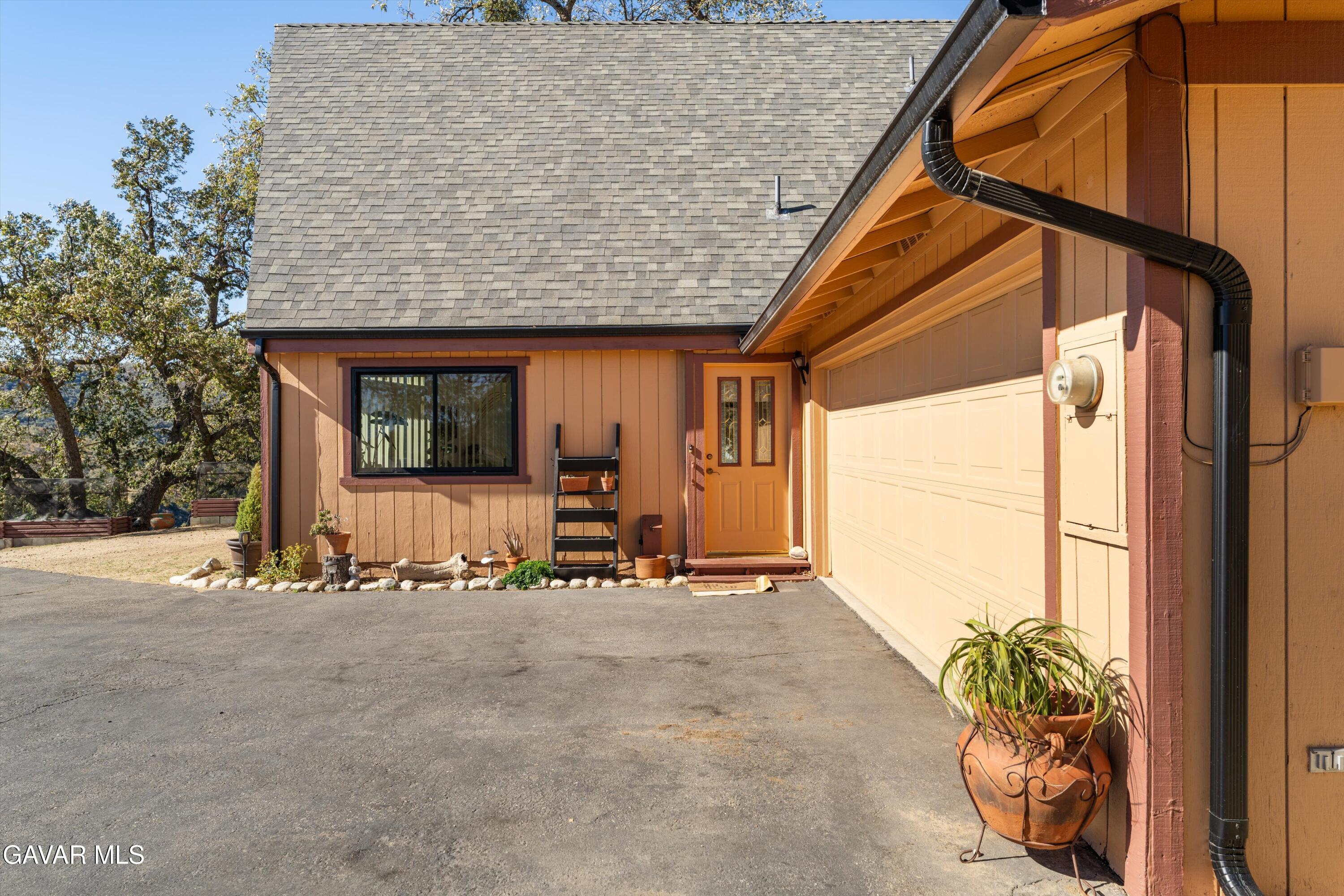 Tehachapi, California 93561, United States, 3 Bedrooms Bedrooms, ,2 BathroomsBathrooms,Residential,Active,242244