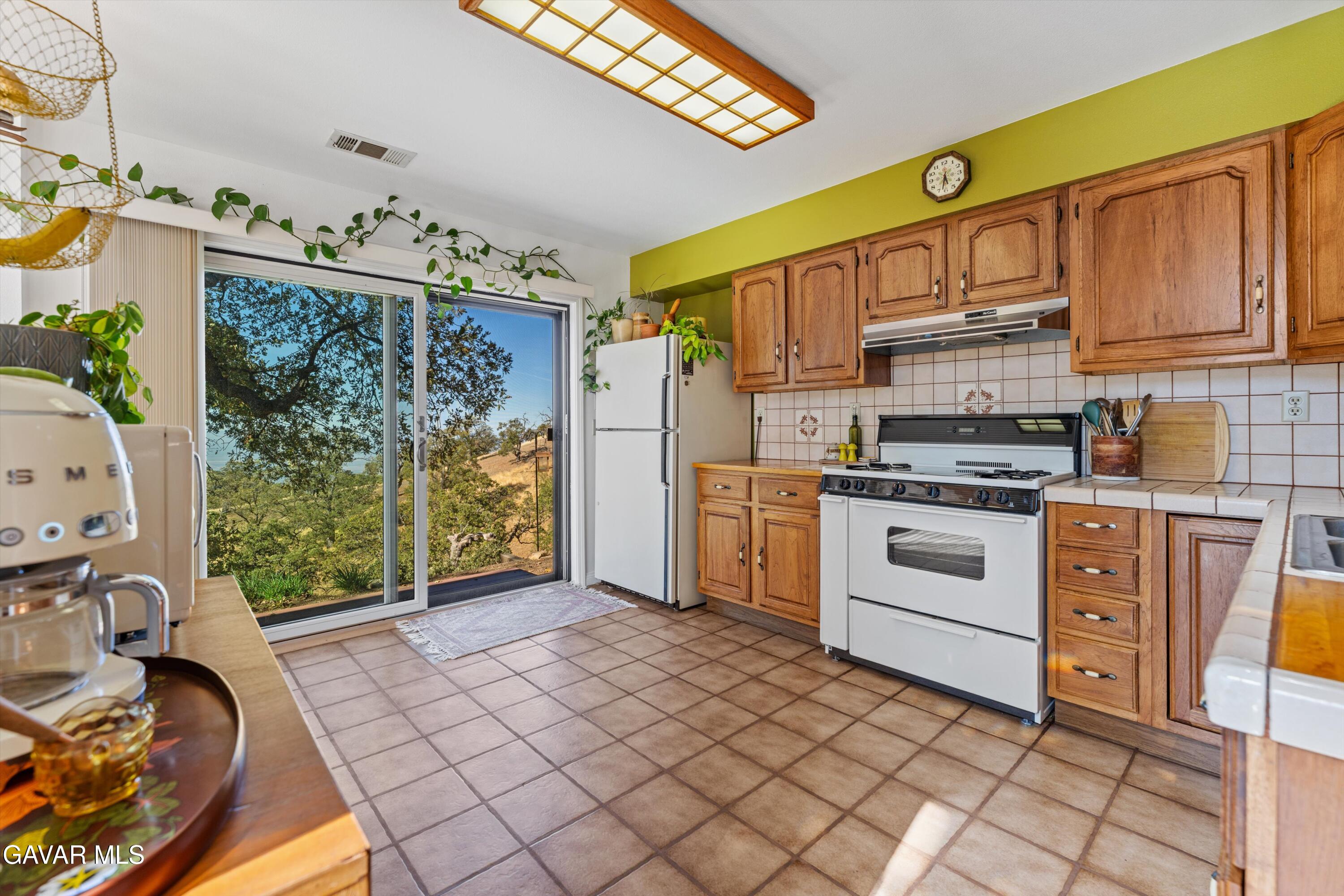 Tehachapi, California 93561, United States, 3 Bedrooms Bedrooms, ,2 BathroomsBathrooms,Residential,Active,242244