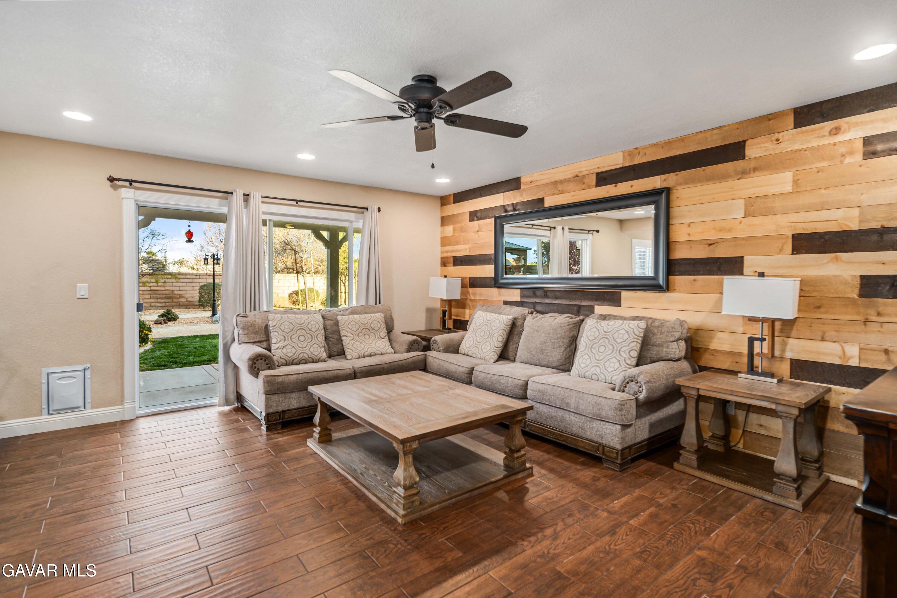 Palmdale, California 93551, United States, 5 Bedrooms Bedrooms, ,3 BathroomsBathrooms,Residential,Pending,212381