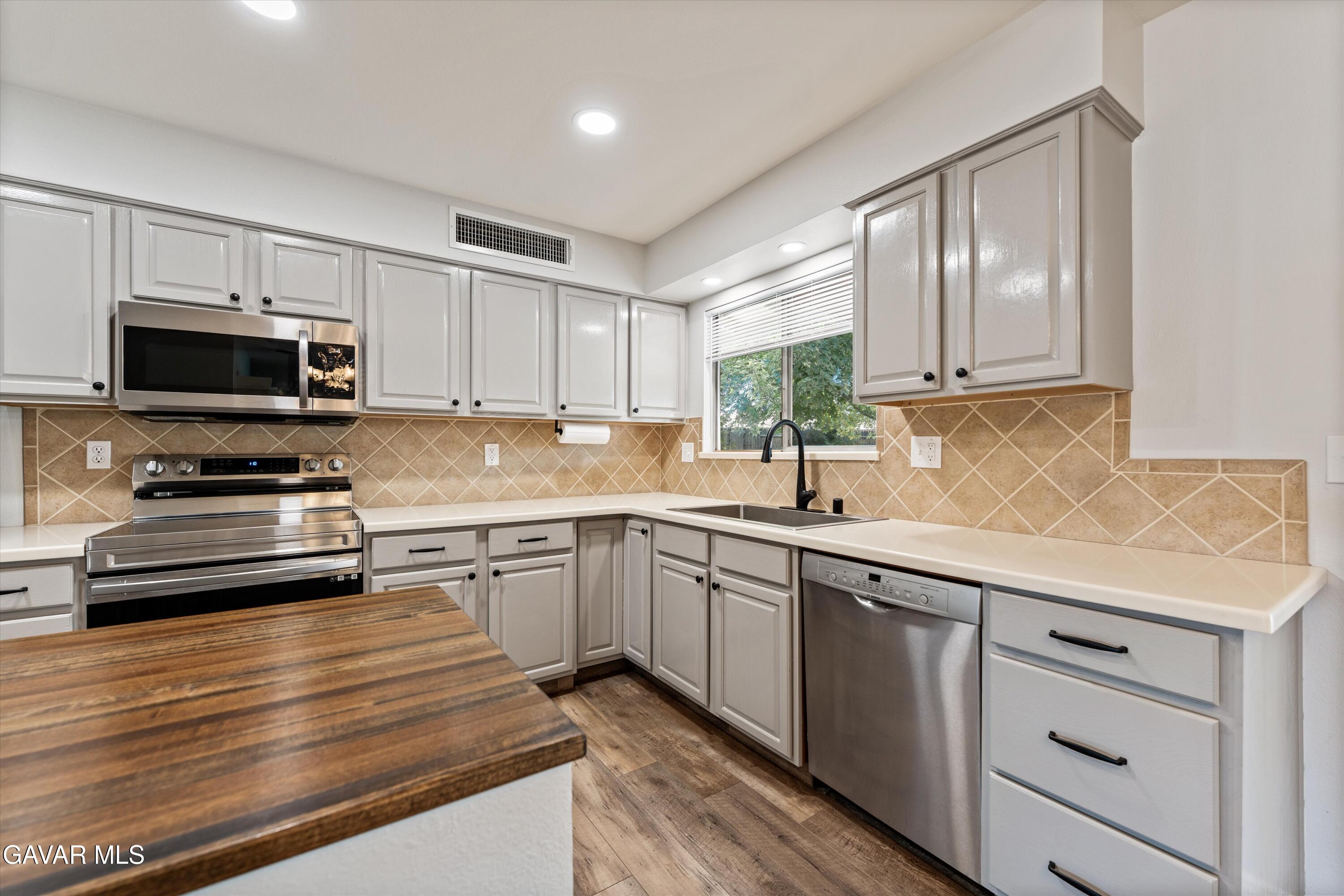 Bakersfield, California 93309, United States, 3 Bedrooms Bedrooms, ,2 BathroomsBathrooms,Residential,Active,227632