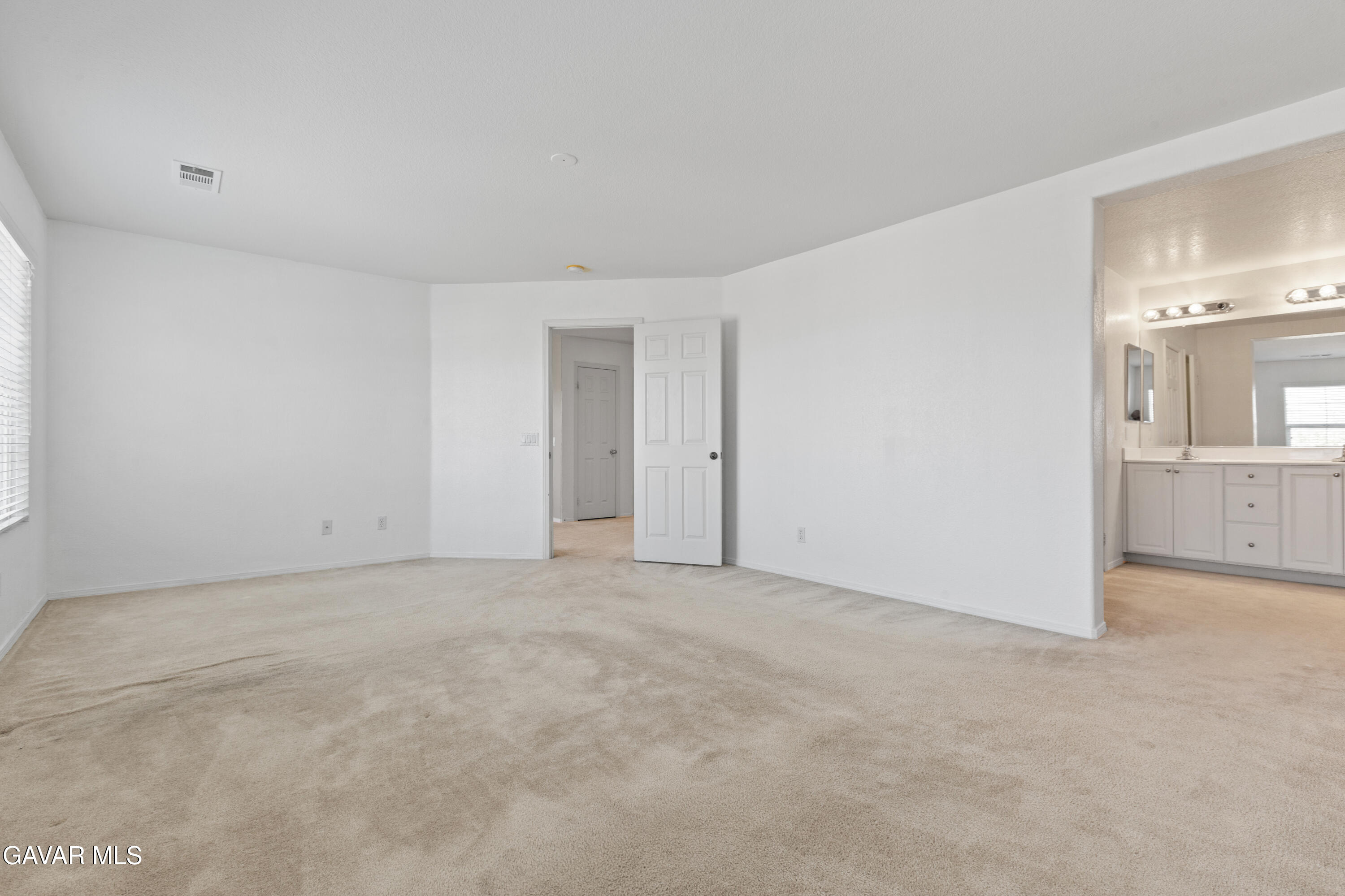 Palmdale, California 93551, United States, 4 Bedrooms Bedrooms, ,3 BathroomsBathrooms,Residential,Active,253372