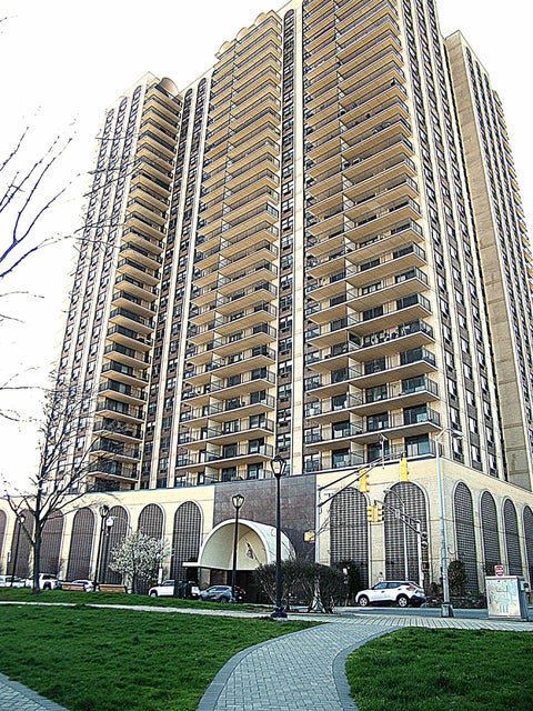 Condo For Sale - 7855 Blvd East #11F<br/> North Bergen, NJ 07047
