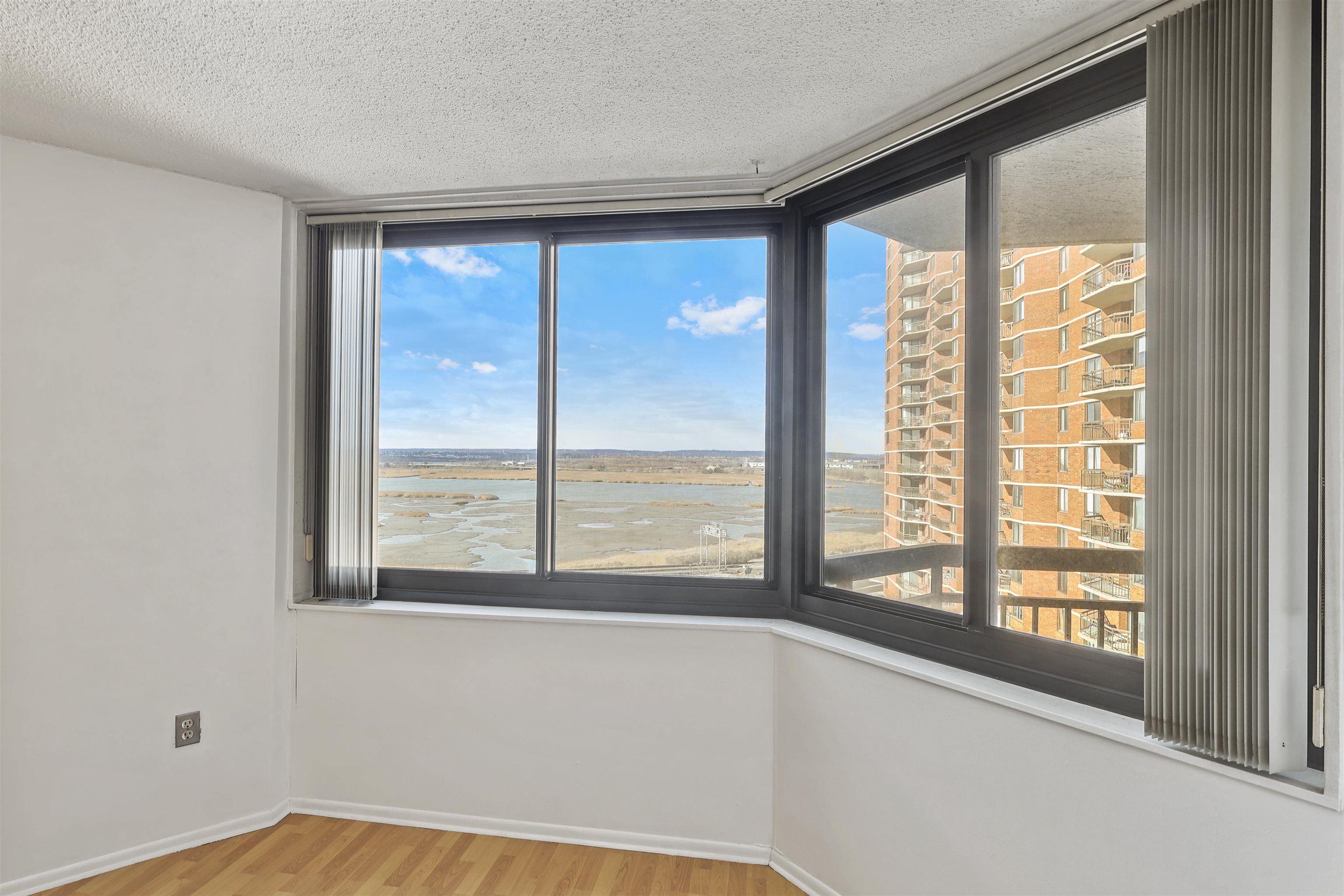 816 Harmon Cove Tower #816, Secaucus, New Jersey image 7