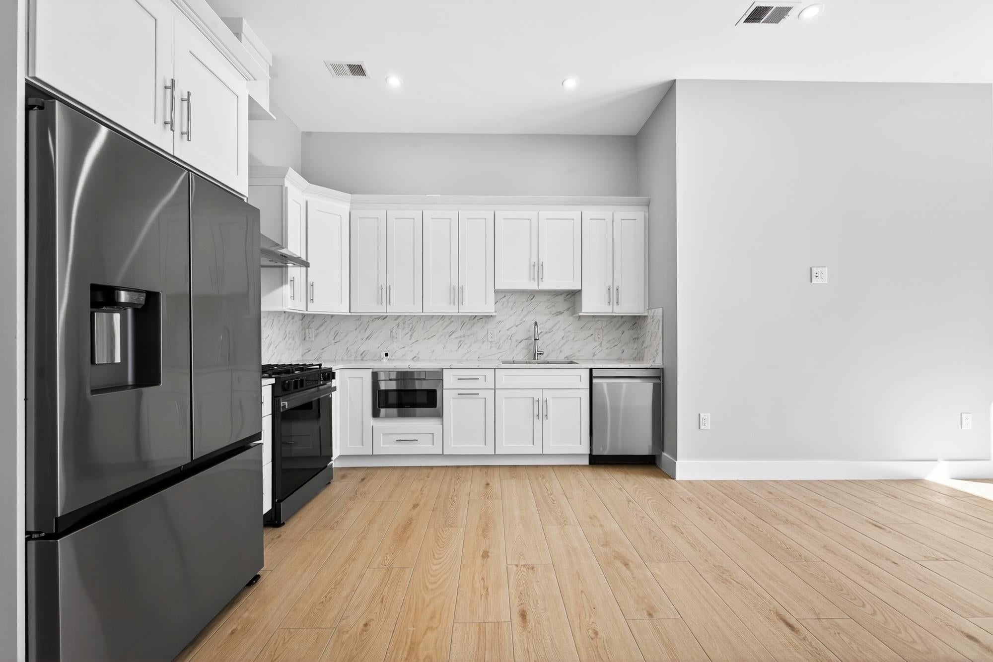126 DE KALB AVE 1A