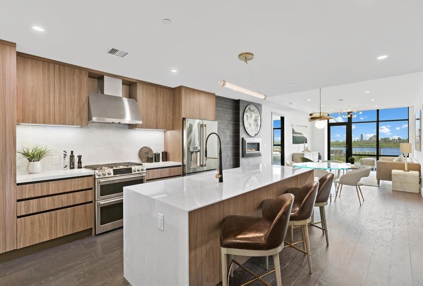 8701 CHURCHILL RD 905