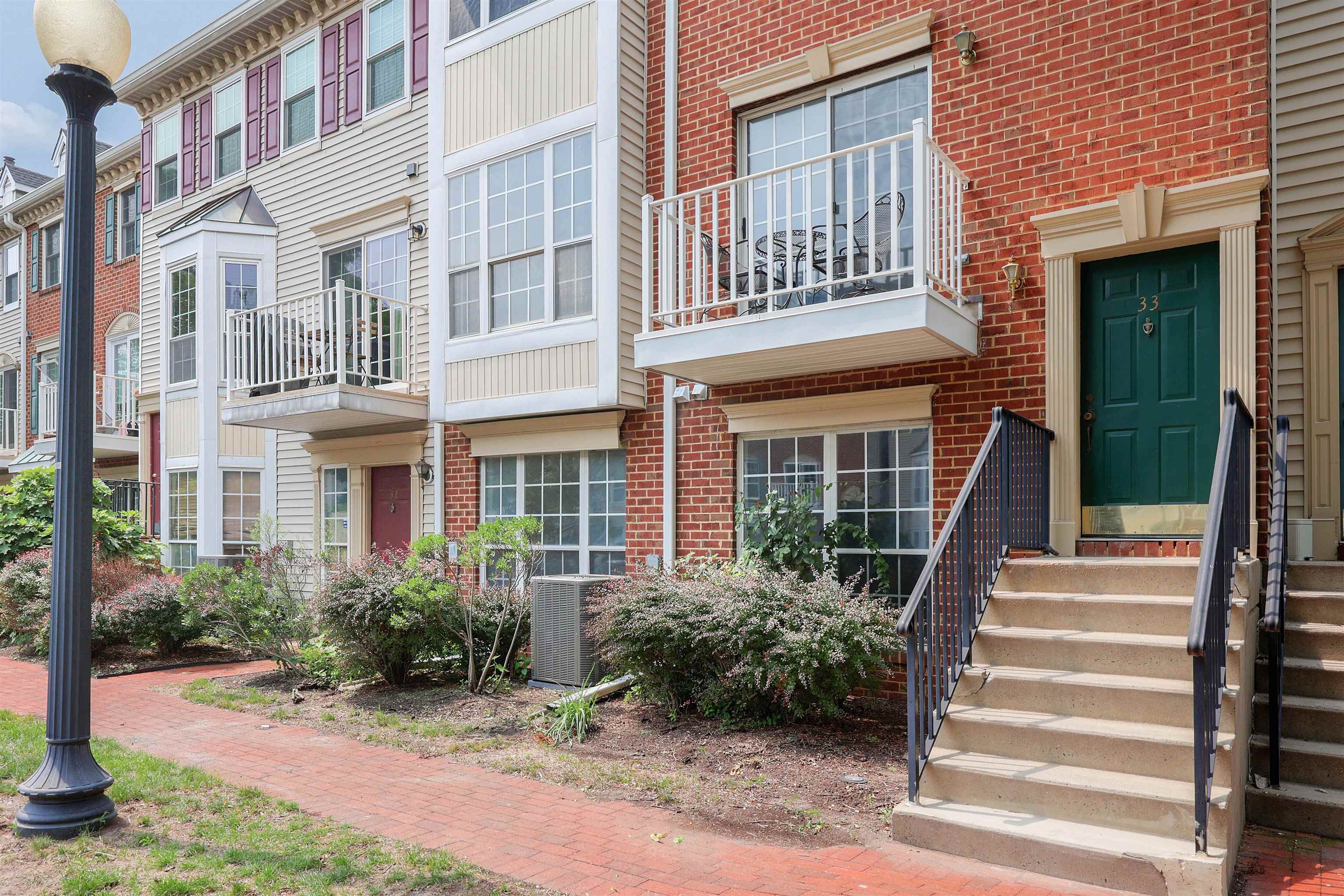 33 HOLLY ST