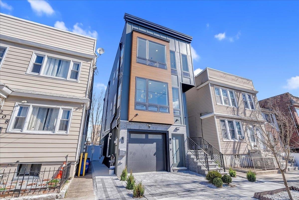 206 CLENDENNY AVE 2
