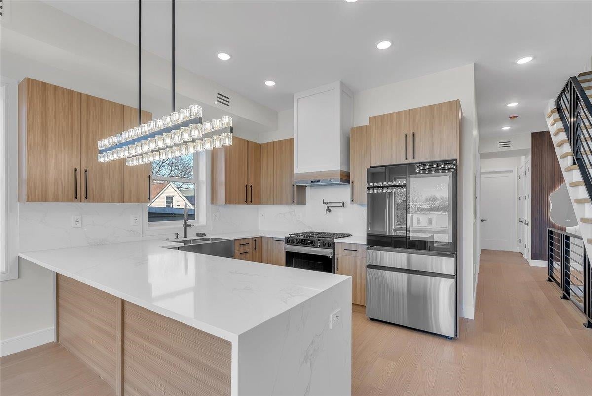 206 CLENDENNY AVE 2