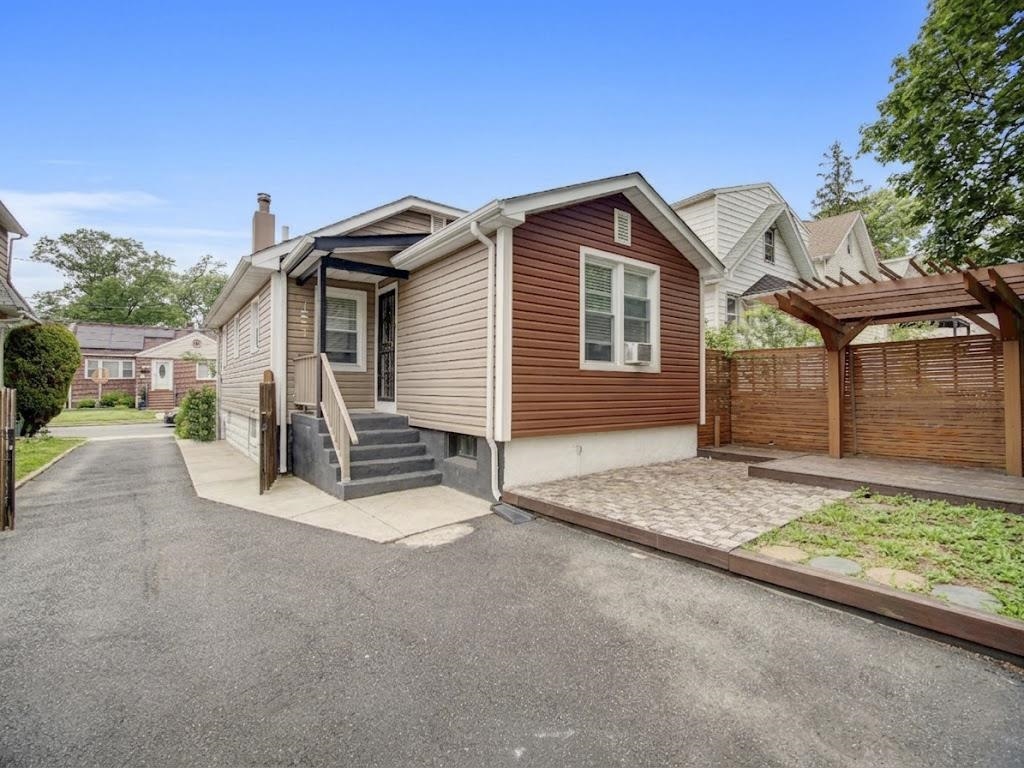 1507 HIAWATHA AVE