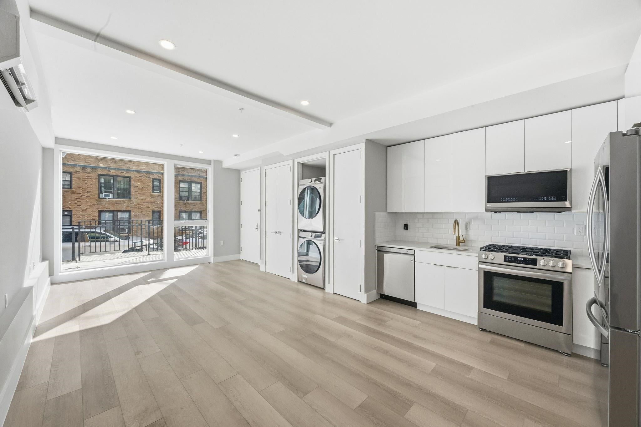 77 VAN REYPEN ST 1