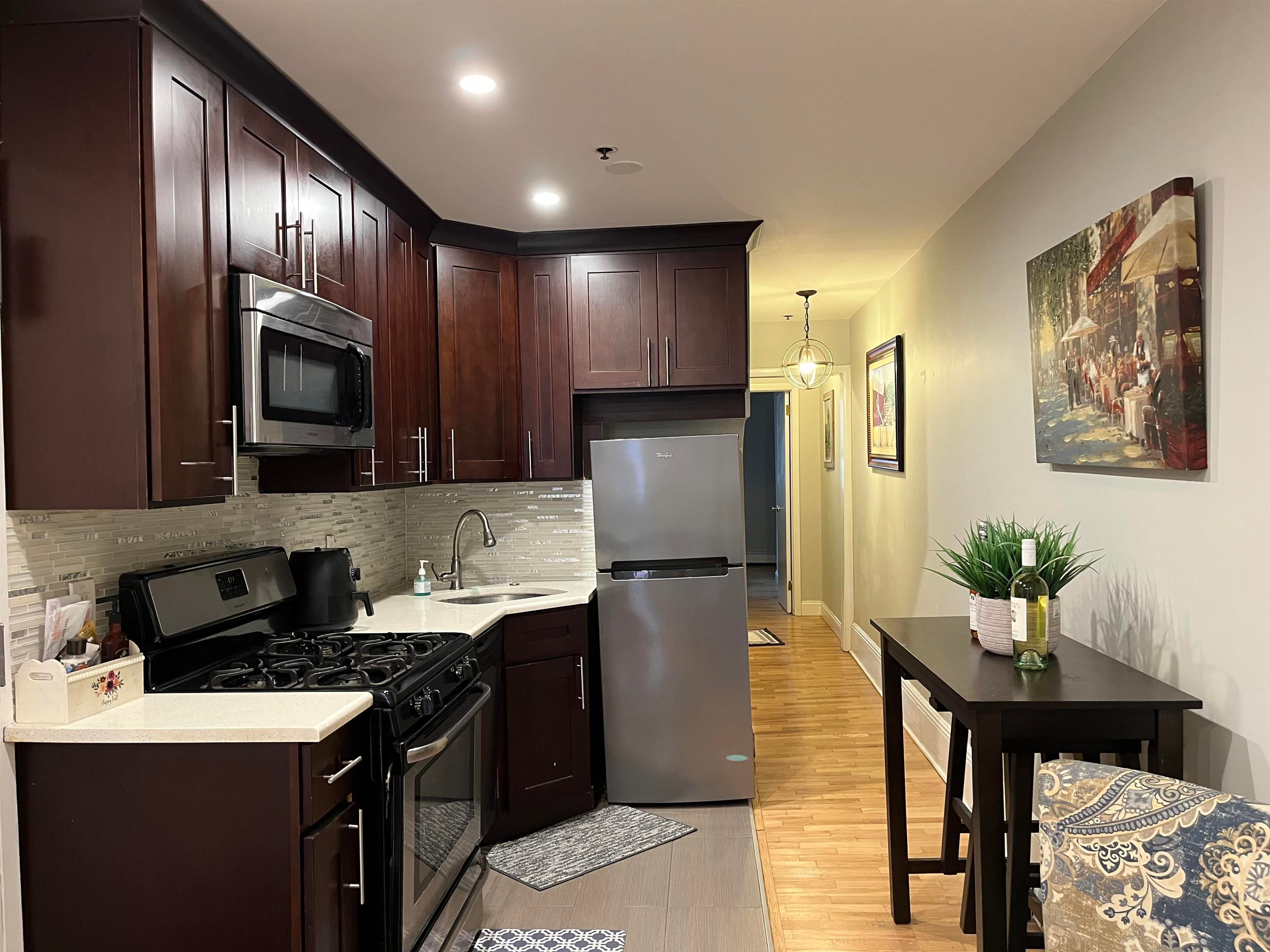 233 GRAND ST 2R