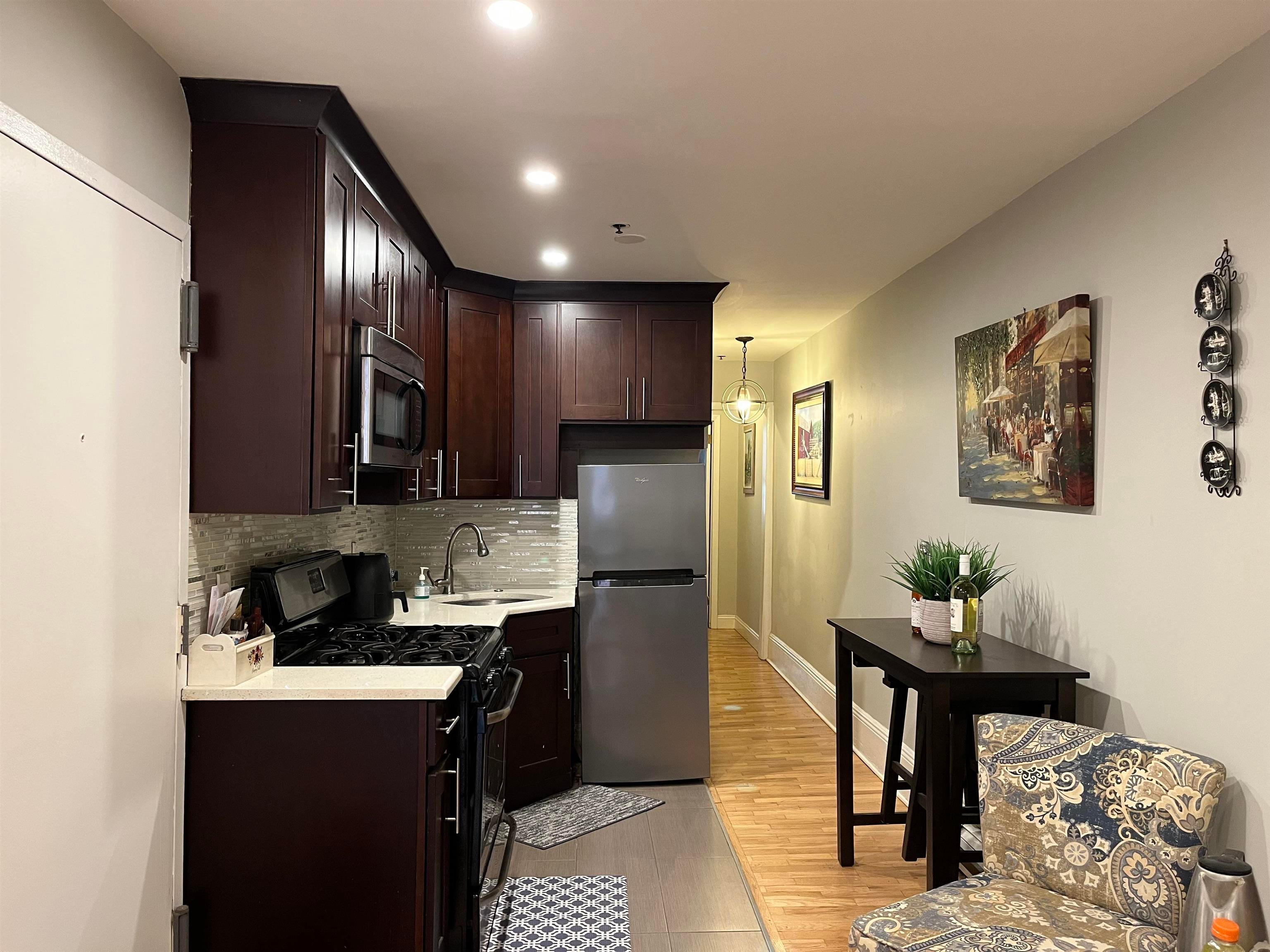 233 GRAND ST 2R