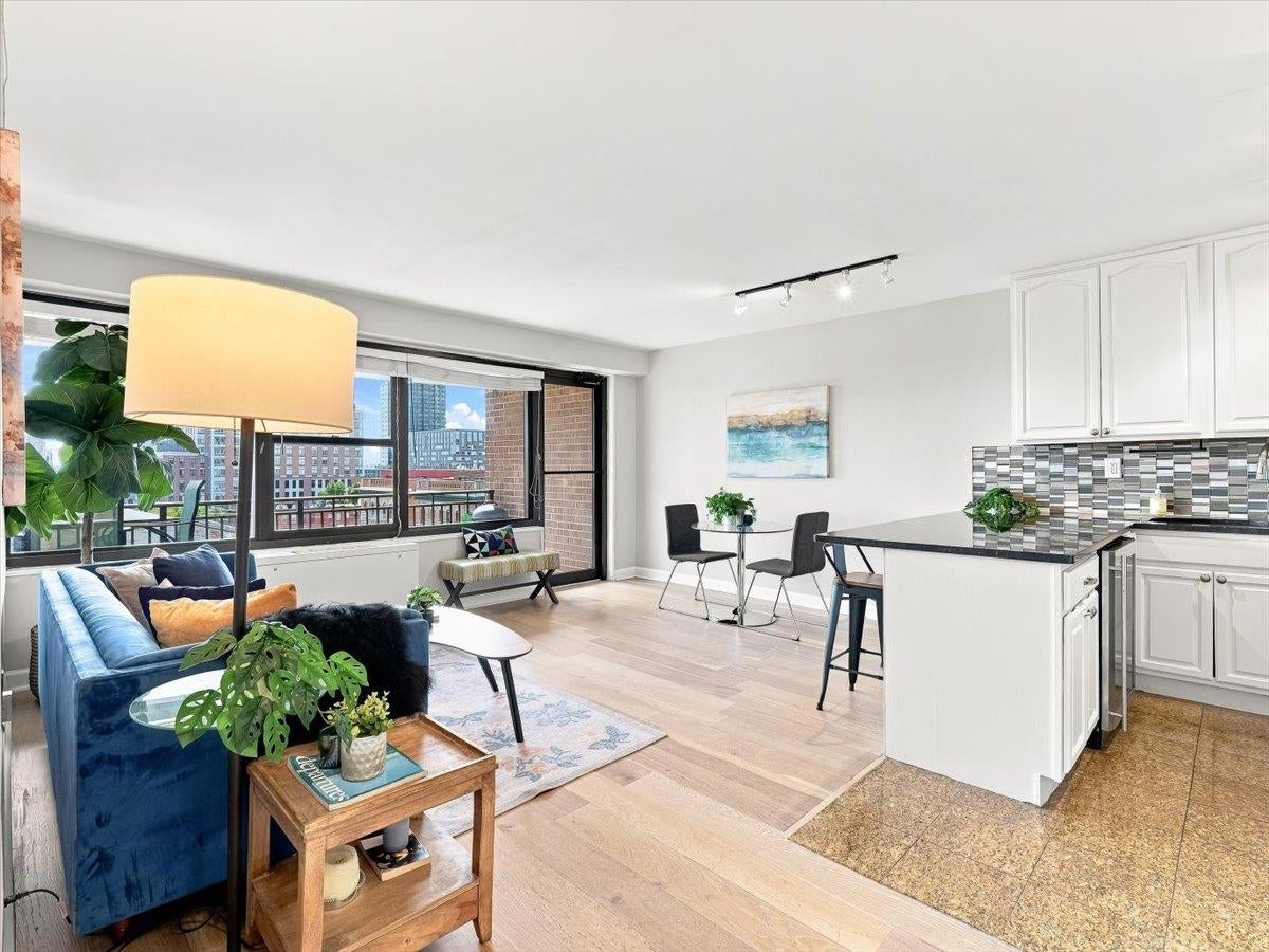 135 MONTGOMERY ST 8B