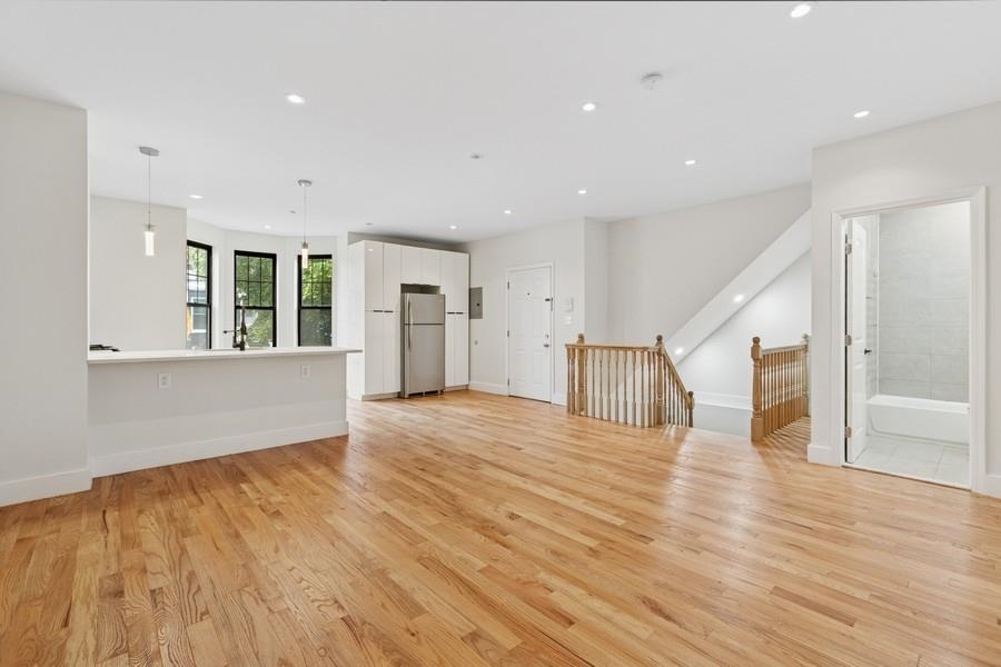 Jersey City, Heights, New Jersey 07307, United States, 4 Bedrooms Bedrooms, ,2 BathroomsBathrooms,Residential,Active,163828