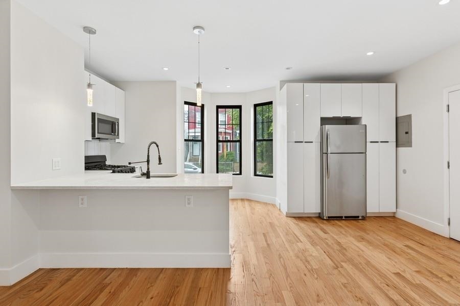 Jersey City, Heights, New Jersey 07307, United States, 4 Bedrooms Bedrooms, ,2 BathroomsBathrooms,Residential,Active,163828