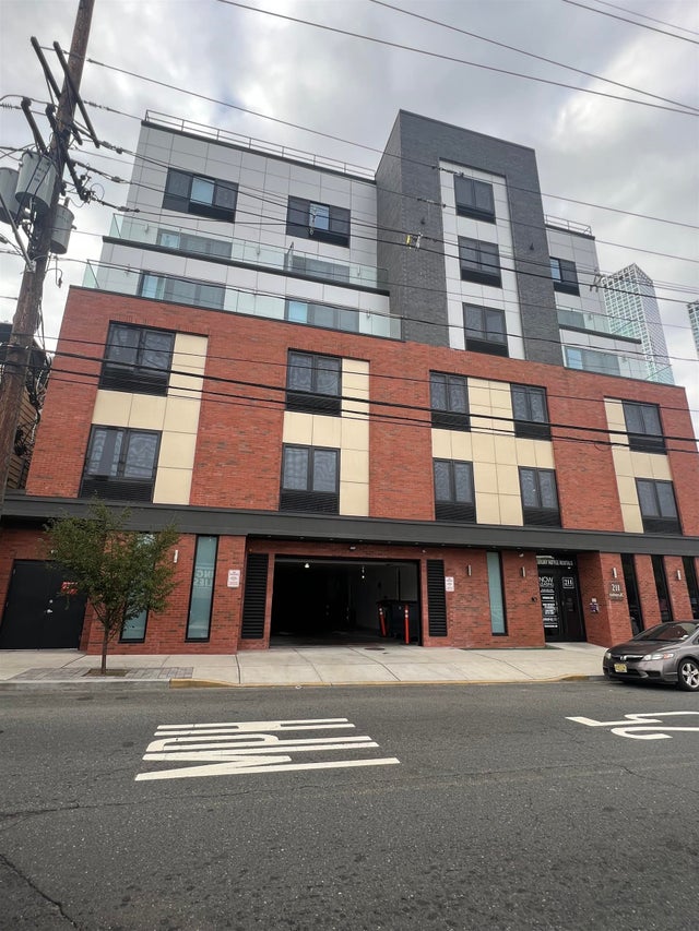 211 BALDWIN AVE 207