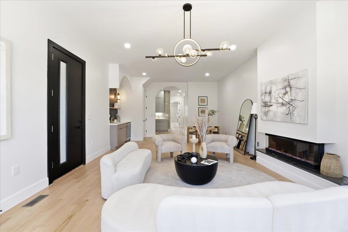 81 LEXINGTON AVE 1