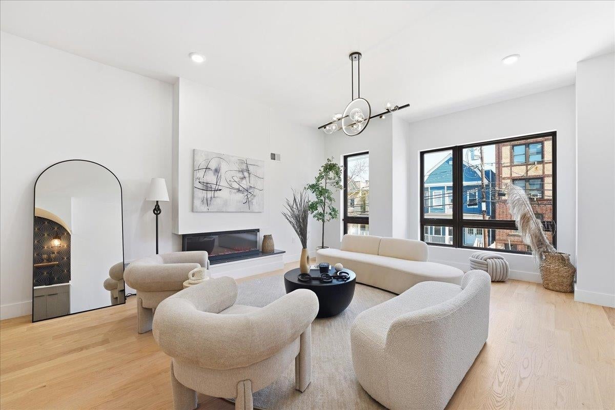 81 LEXINGTON AVE 1