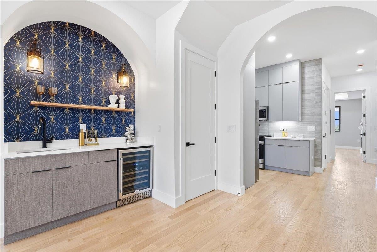 81 LEXINGTON AVE 1